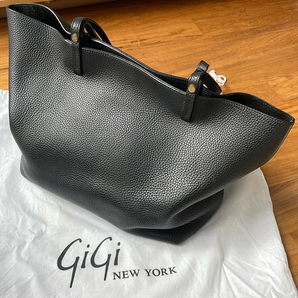 Saks Fifth Avenue Handbags - Classic black GiGi New York Tori Leather Travel Tote